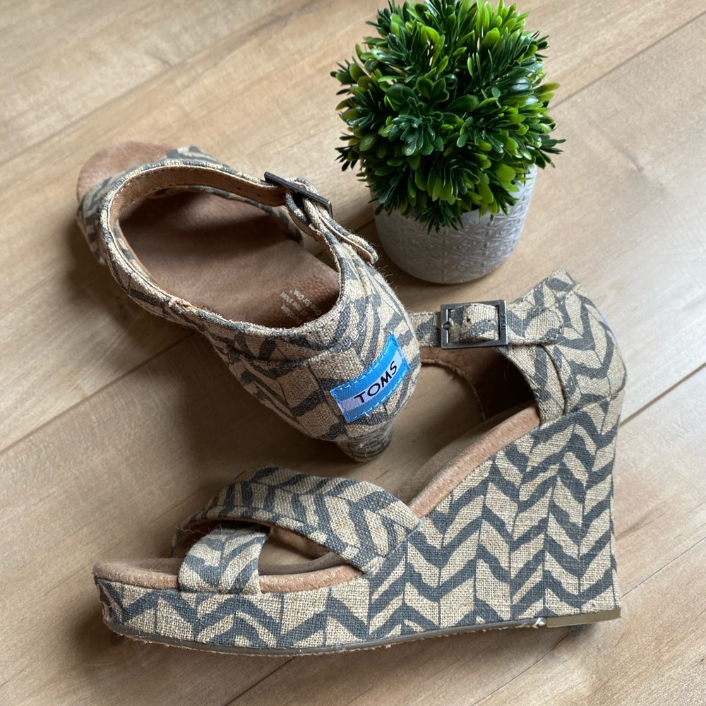 Toms Tan and Navy Patterned Wedge Sandals